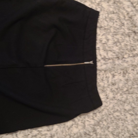 BLACK SKIRT - Picture 2 of 3